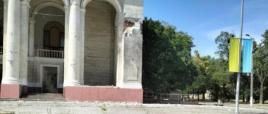 Росіяни обстріляли херсонський театр